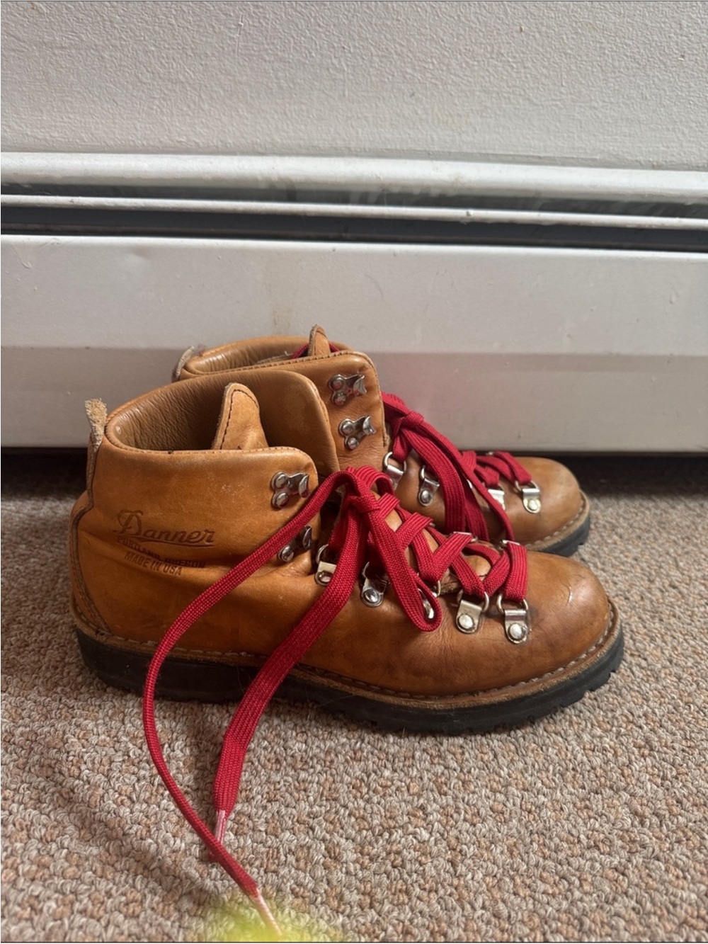 Danner women’s light cascade size 8 Brown Leather Hiking Boots with Red Laces